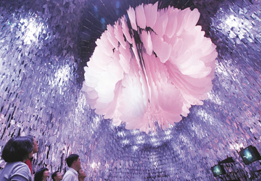 花博“夢想館”二廳的巨大花瓣迷宮,讓參觀民眾化身昆蟲,穿梭在花瓣迷宮中,透過傳遞花粉過程,感受植物與昆蟲的互利合作關(guān)系。圖片來源:臺灣《聯(lián)合報》