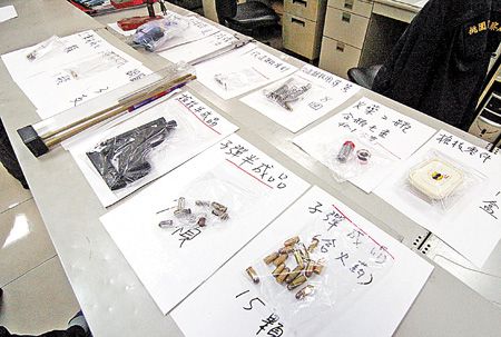 曾在臺軍海軍陸戰(zhàn)隊服役的32歲男子鄭文龍,長期在新竹關(guān)西私設(shè)兵工廠改槍販售,由于質(zhì)量精良,單把黑市價高達50000元新臺幣。圖片來源:臺灣《中國時報》