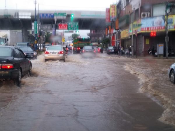 道路積雨嚴(yán)重 道路積雨嚴(yán)重