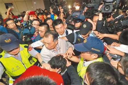 群眾像對過街老鼠般不斷叫罵追打鄭捷 群眾像對過街老鼠般不斷叫罵追打鄭捷