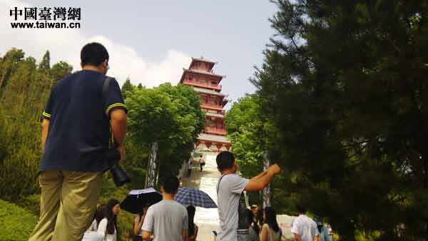 全國網(wǎng)絡媒體陜西行的記者走進寶雞青銅器博物院 全國網(wǎng)絡媒體陜西行的記者走進寶雞青銅器博物院