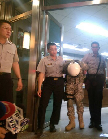 男子看到媒體鏡頭后使勁低頭 男子看到媒體鏡頭后使勁低頭