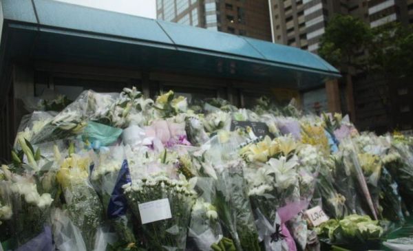 捷運(yùn)江子翠站3號出口擺滿了許多花束 捷運(yùn)江子翠站3號出口擺滿了許多花束