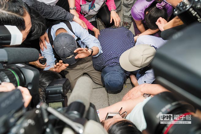 鄭捷父母現身江子翠站外下跪道歉 鄭捷父母現身江子翠站外下跪道歉