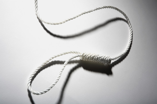 大一女學生被家人發現在房間內上吊自殺,緊急送醫后仍不治 大一女學生被家人發現在房間內上吊自殺,緊急送醫后仍不治