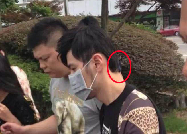 �ܽ܂���ǰ�������ĵ�����Ƭ���lβȾ��һС���{��ɫ