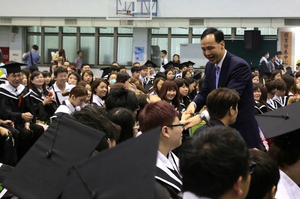 朱立倫出席畢業(yè)典禮,叮嚀學生:千萬不要從政 朱立倫出席畢業(yè)典禮,叮嚀學生:千萬不要從政