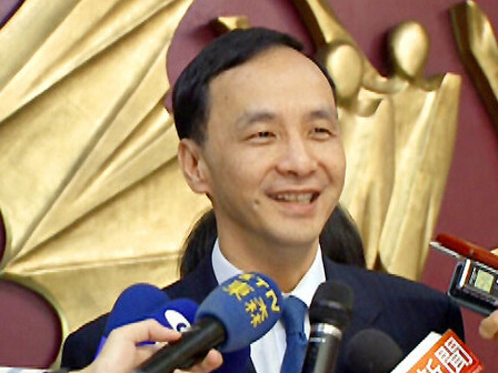 朱立倫被傳聞向金溥聰表達(dá)不想選新北市長(zhǎng)連任,他藉世足賽話(huà)題回避相關(guān)提問(wèn) 朱立倫被傳聞向金溥聰表達(dá)不想選新北市長(zhǎng)連任,他藉世足賽話(huà)題回避相關(guān)提問(wèn)