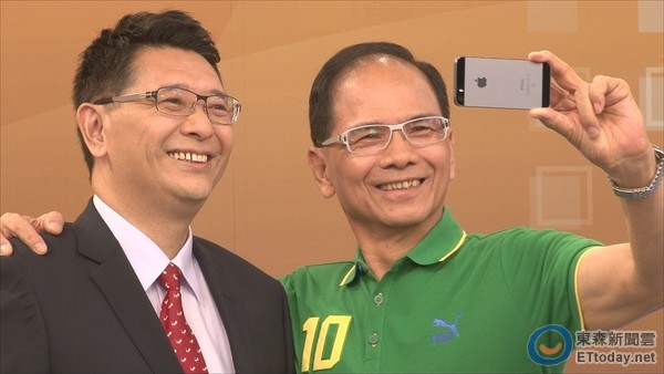 游錫堃與林志嘉不久前還親密合照,今日就因民調(diào)方式發(fā)生分歧 游錫堃與林志嘉不久前還親密合照,今日就因民調(diào)方式發(fā)生分歧