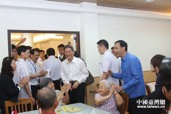 時政,兩岸關系,國臺辦主任張志軍在新北市長朱立倫陪同下,前往新北市土城頂埔公共托老中心參訪。 時政,兩岸關系,國臺辦主任張志軍在新北市長朱立倫陪同下,前往新北市土城頂埔公共托老中心參訪。