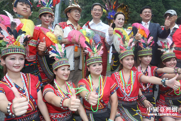 張志軍身著泰雅服裝,與村寨鄉親一起合影 張志軍身著泰雅服裝,與村寨鄉親一起合影