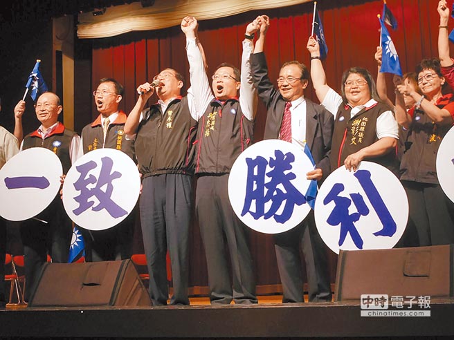 曾永權親授戰旗力挺吳志揚 駁陣前換將說 曾永權親授戰旗力挺吳志揚 駁陣前換將說