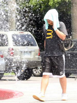 臺灣大學入學考試今遇高溫天氣 考生面臨“大烤” 臺灣大學入學考試今遇高溫天氣 考生面臨“大烤”