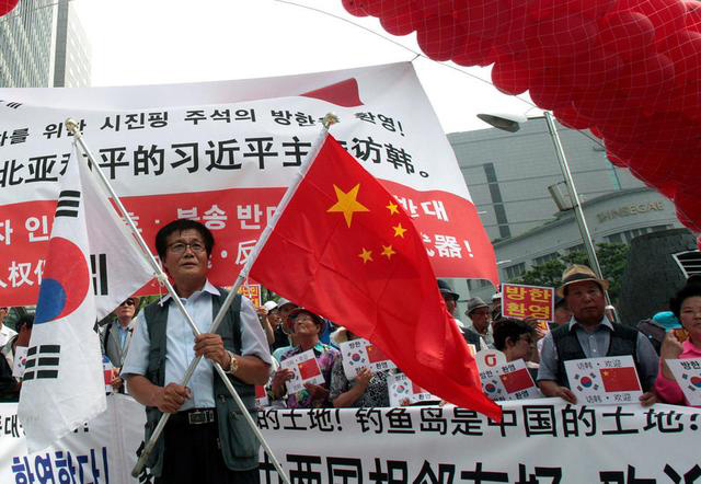 國家主席習近平訪問韓國,當地民眾集會歡迎,并打出寫有“釣魚島是中國的土地”字樣的橫幅 國家主席習近平訪問韓國,當地民眾集會歡迎,并打出寫有“釣魚島是中國的土地”字樣的橫幅