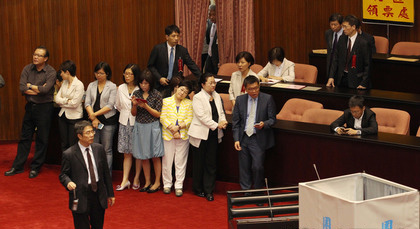 “綠委”占領(lǐng)領(lǐng)票處杯葛議事 “綠委”占領(lǐng)領(lǐng)票處杯葛議事