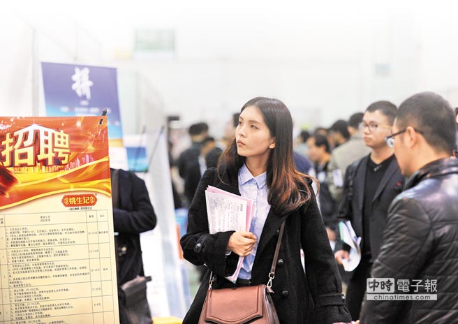 京滬去年月平均工資都已超過5000元人民幣。圖為3月12日浙江省舉行2014年春季人才交流大會 京滬去年月平均工資都已超過5000元人民幣。圖為3月12日浙江省舉行2014年春季人才交流大會