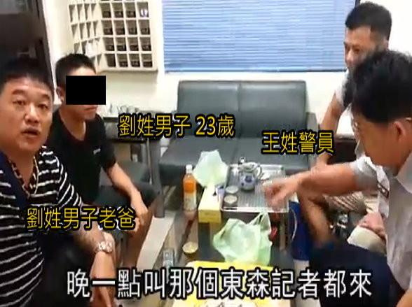 寶貝兒子只不過“拉個(gè)K”就被警察摔傷,土豪老爸氣不過沖上派出所理論,揚(yáng)言要控告警方執(zhí)法過當(dāng)。 寶貝兒子只不過“拉個(gè)K”就被警察摔傷,土豪老爸氣不過沖上派出所理論,揚(yáng)言要控告警方執(zhí)法過當(dāng)。