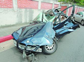 胡姓女子傷重急救不治,她駕駛的BMW轎車嚴重受損。 胡姓女子傷重急救不治,她駕駛的BMW轎車嚴重受損。