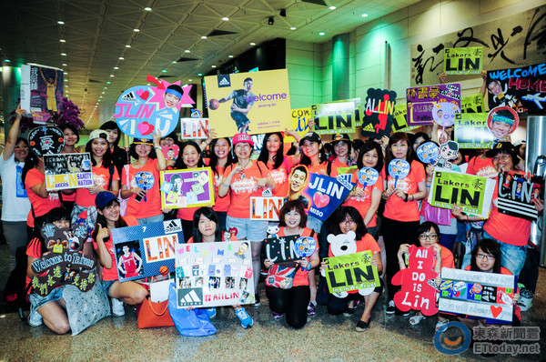 林書豪預(yù)計(jì)晚間抵臺(tái) 球迷換“紫金裝”接機(jī) 林書豪預(yù)計(jì)晚間抵臺(tái) 球迷換“紫金裝”接機(jī)