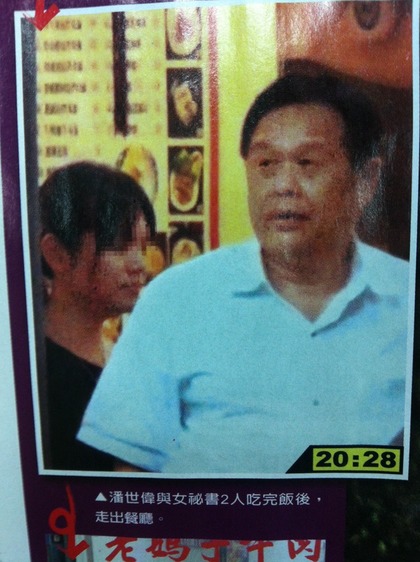 2人吃完飯后走出餐廳。 2人吃完飯后走出餐廳。