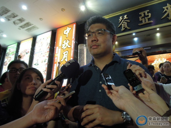 連勝文晚間出席第一個民間挺連后援會成立大會,也響應赴港演講的內容。 連勝文晚間出席第一個民間挺連后援會成立大會,也響應赴港演講的內容。