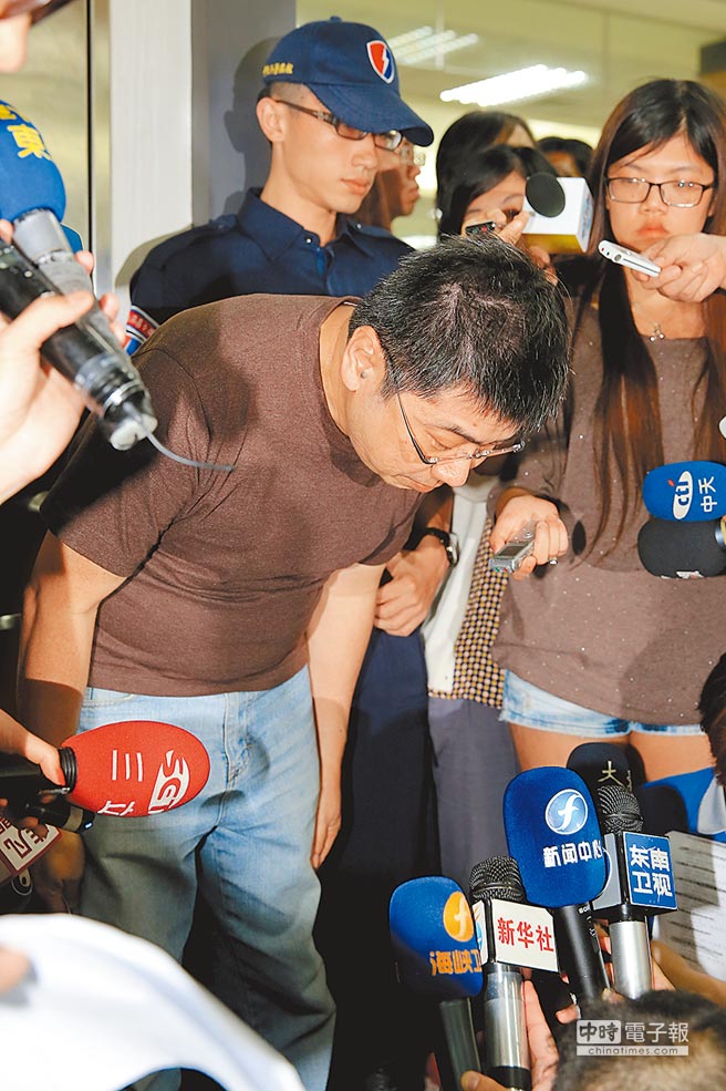 復興航空總經理徐以聰 三度向社會大眾鞠躬道歉 復興航空總經理徐以聰 三度向社會大眾鞠躬道歉