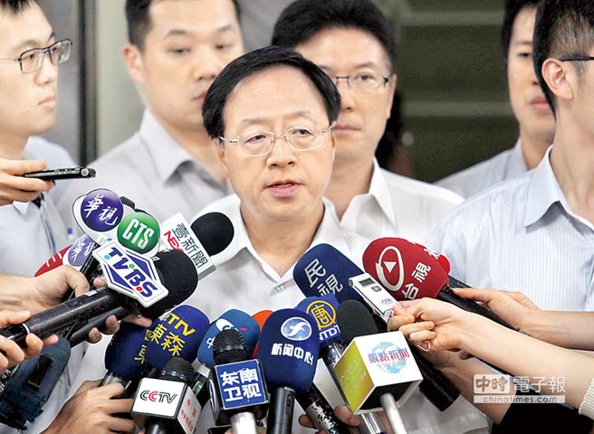 臺當局“行政院長”江宜樺昨晚在松山機場二航廈表示悲痛 臺當局“行政院長”江宜樺昨晚在松山機場二航廈表示悲痛