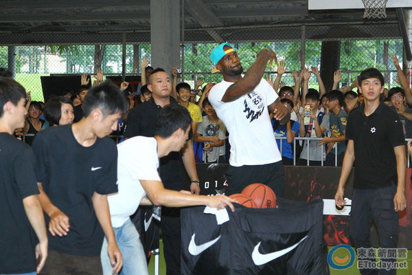 “小皇帝”詹姆斯赴臺參訪會見陳菊 為空難罹難者祈禱 “小皇帝”詹姆斯赴臺參訪會見陳菊 為空難罹難者祈禱