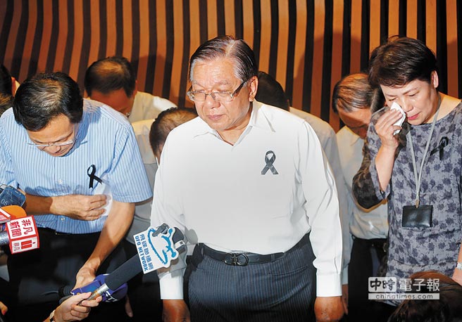 復興航空母集團SIGMU總裁林孝信(中)24日下午出面,為復興空難兩度鞠躬致歉。 復興航空母集團SIGMU總裁林孝信(中)24日下午出面,為復興空難兩度鞠躬致歉。