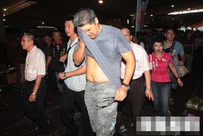 連勝文用衣角擦拭臉上的汗水 連勝文用衣角擦拭臉上的汗水