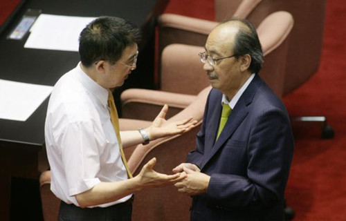 國民黨“中央政策會”執(zhí)行長林鴻池(左)與民進黨“立院”黨團總召柯建銘(右)交換意見。 國民黨“中央政策會”執(zhí)行長林鴻池(左)與民進黨“立院”黨團總召柯建銘(右)交換意見。