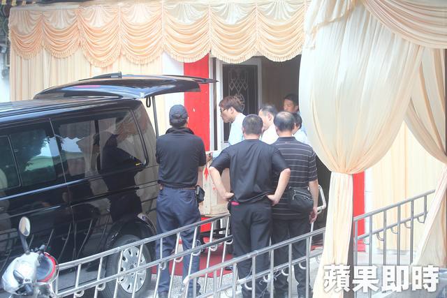 臺(tái)灣復(fù)興航空空難2法國女學(xué)生遺體空運(yùn)回國(組圖) 臺(tái)灣復(fù)興航空空難2法國女學(xué)生遺體空運(yùn)回國(組圖)