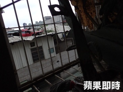 高雄爆炸威力太大了 轎車被炸到三樓頂 高雄爆炸威力太大了 轎車被炸到三樓頂