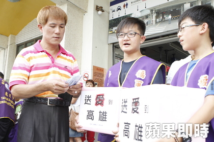 彰化民眾捐款點燃燭火祈福 送愛到高雄 彰化民眾捐款點燃燭火祈福 送愛到高雄