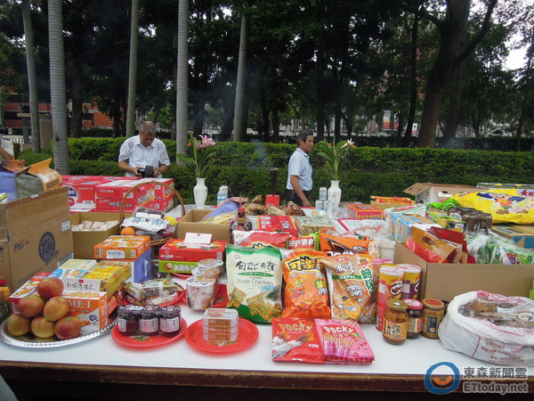 臺“行政院”舉行中元普渡 供品含泡面、餅干、薯片 臺“行政院”舉行中元普渡 供品含泡面、餅干、薯片