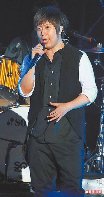 五月天飆唱撫慰高雄:伸手擁抱缺憾會少一點 五月天飆唱撫慰高雄:伸手擁抱缺憾會少一點