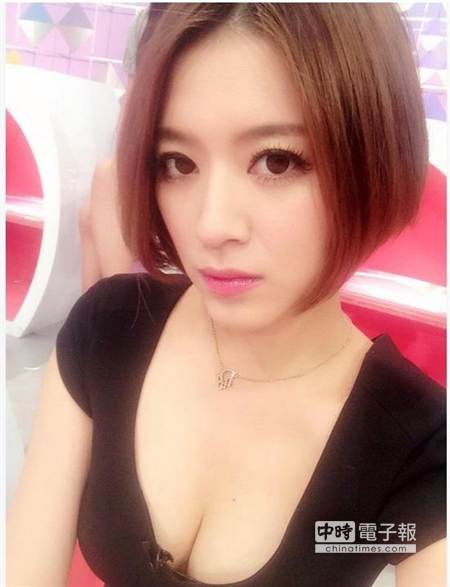 李妍瑾甘當最“胸”臭臉王 粉絲狂贊 李妍瑾甘當最“胸”臭臉王 粉絲狂贊