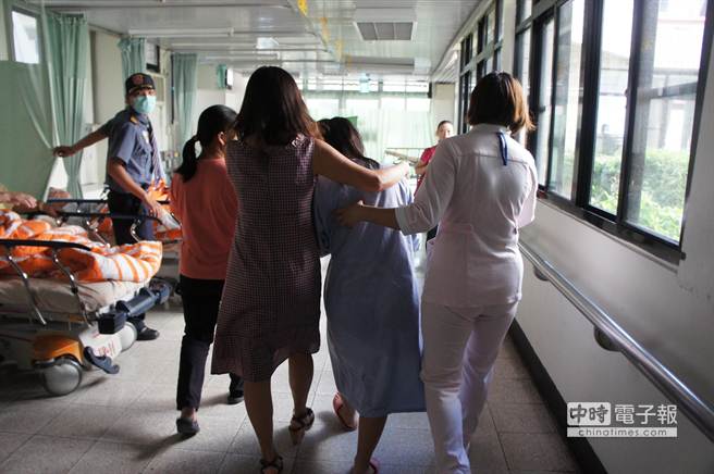 脖子被噴到不明液體的女學(xué)生,媽媽保護(hù)她到病床 脖子被噴到不明液體的女學(xué)生,媽媽保護(hù)她到病床