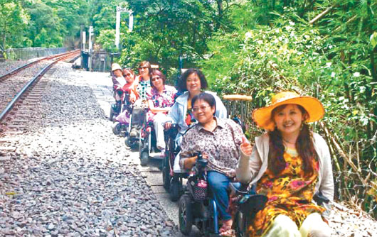 半身癱瘓的她 首位輪椅族導(dǎo)游 半身癱瘓的她 首位輪椅族導(dǎo)游