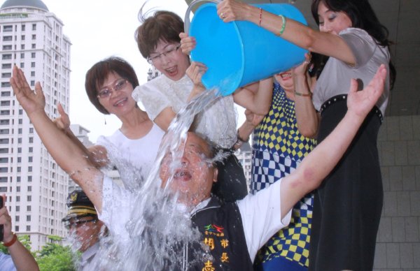 胡志強完成冰桶挑戰,點名江宜樺陳文茜吳念真。(臺媒圖) 胡志強完成冰桶挑戰,點名江宜樺陳文茜吳念真。(臺媒圖)