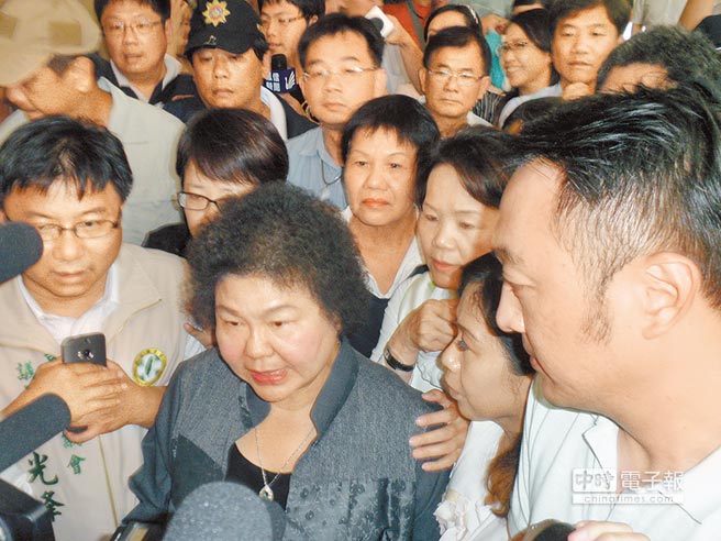 百余災(zāi)民圍陳菊,市議長表態(tài)將控告市府瀆職殺人。(臺(tái)媒圖) 百余災(zāi)民圍陳菊,市議長表態(tài)將控告市府瀆職殺人。(臺(tái)媒圖)