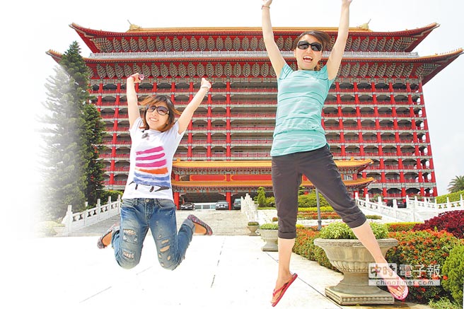 從北京來臺自由行的陸客到圓山飯店參觀后,忍不住心中的喜悅,在飯店前躍起歡呼 從北京來臺自由行的陸客到圓山飯店參觀后,忍不住心中的喜悅,在飯店前躍起歡呼