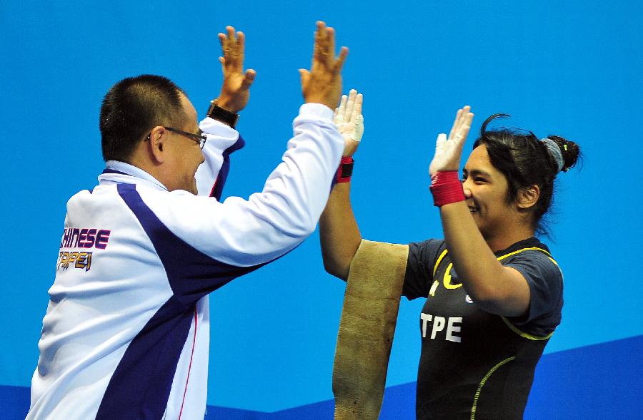 獲得金牌的中華臺北選手江念欣(右)與教練擊掌慶祝 獲得金牌的中華臺北選手江念欣(右)與教練擊掌慶祝