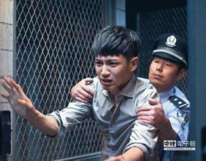 С�r��4������|������z