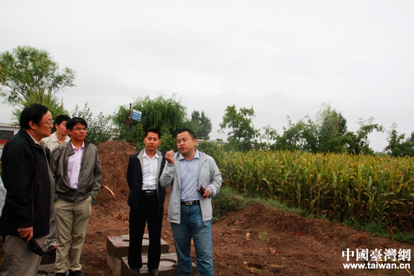 兩岸專家學(xué)者聽取當(dāng)?shù)赜缰品N技術(shù)情況。 兩岸專家學(xué)者聽取當(dāng)?shù)赜缰品N技術(shù)情況。