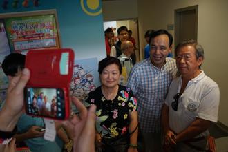 新北市長朱立倫今早出席蘆洲民眾運(yùn)動(dòng)中心試營運(yùn),與民眾合影 新北市長朱立倫今早出席蘆洲民眾運(yùn)動(dòng)中心試營運(yùn),與民眾合影