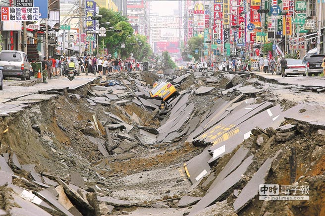臺媒:高雄災區(qū)路茫茫 善款發(fā)得亂糟糟 臺媒:高雄災區(qū)路茫茫 善款發(fā)得亂糟糟
