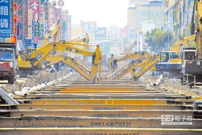 臺媒:高雄災區(qū)路茫茫,善款發(fā)得亂糟糟。(臺媒圖) 臺媒:高雄災區(qū)路茫茫,善款發(fā)得亂糟糟。(臺媒圖)