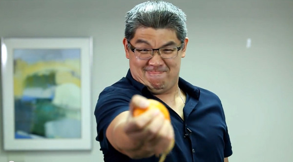 連勝文在沃草的宣傳影片中捏爆橘子。(臺媒圖) 連勝文在沃草的宣傳影片中捏爆橘子。(臺媒圖)