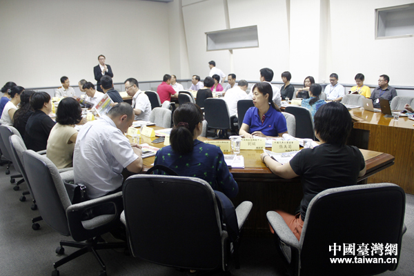 大陸運(yùn)營商代表、行業(yè)協(xié)會(huì)代表、網(wǎng)絡(luò)企業(yè)和網(wǎng)絡(luò)媒體代表參觀走訪旺旺中時(shí)電子報(bào) 大陸運(yùn)營商代表、行業(yè)協(xié)會(huì)代表、網(wǎng)絡(luò)企業(yè)和網(wǎng)絡(luò)媒體代表參觀走訪旺旺中時(shí)電子報(bào)